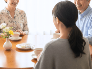 家族3人でテーブルを囲むイメージ