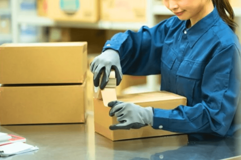 ダンボールの梱包作業をしているスタッフの写真