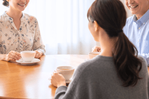 テーブルを囲む家族。穏やかなティータイム。