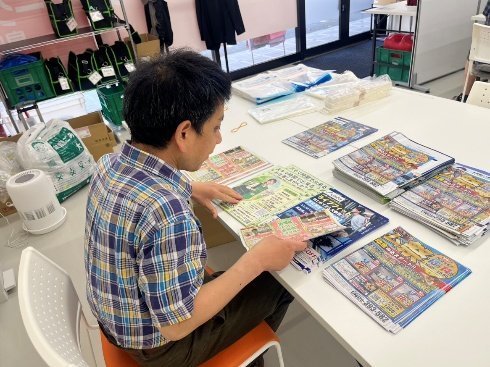 チラシの仕分け作業のようす