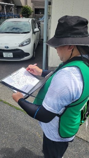 ポスティング作業のようす