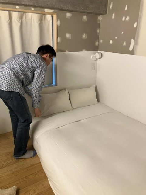 ホテルのベッドメイキングのようす